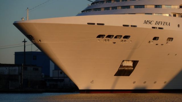 MSC Divina - Penhoet - 13 mai 2012.JPG